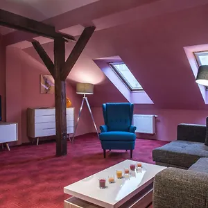 spacious-and-quiet-attic-flat-in-centre.praguehotelsweb.com/