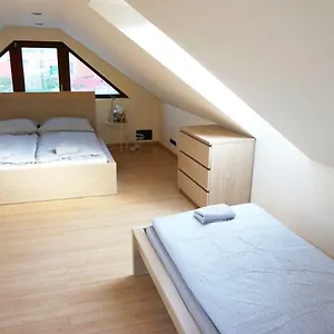 rooftop-deluxe-apartment.praguehotelsweb.com/